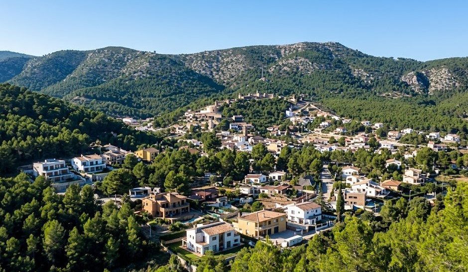 Vista residencial de Canyelles rodeada del Parque del Garraf